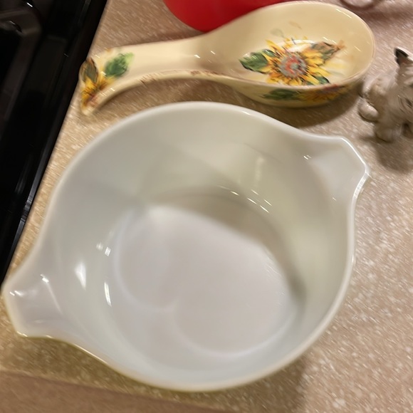 Vintage pyrex yellow daisy 2.5L,  1-1/2qt olive casserole dish. Great condition. - Picture 10 of 12